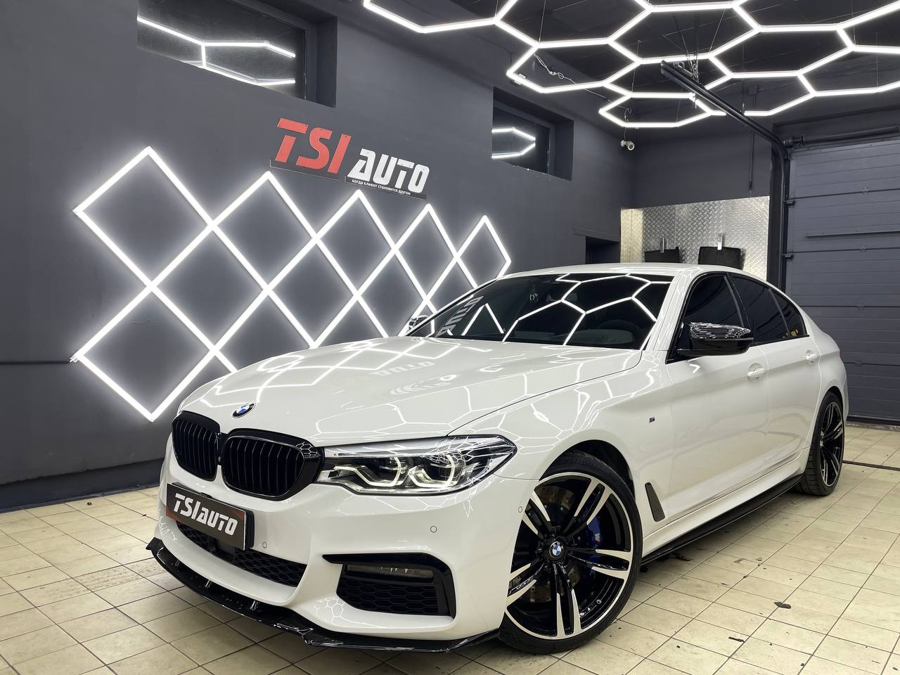 Шумоизоляция дверей и пола в салоне BMW 5 в Ярославле