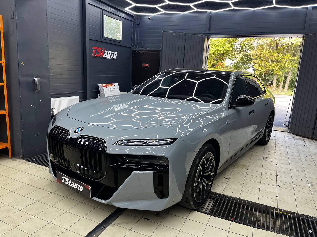 Шумоизоляция арок BMW 7 G70 в Ярославле