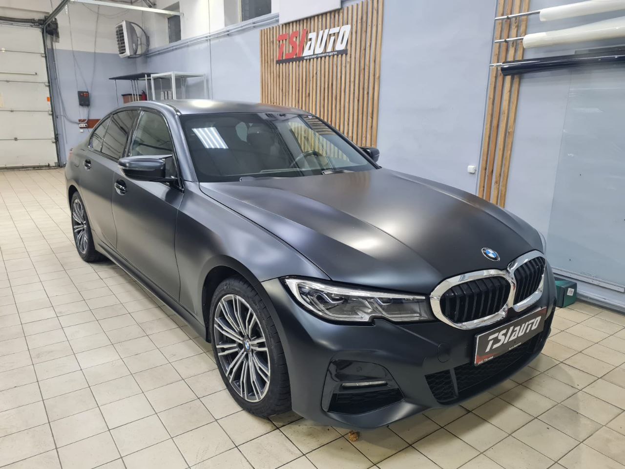 Оклейка матовой пленкой BMW 3 в Ярославле