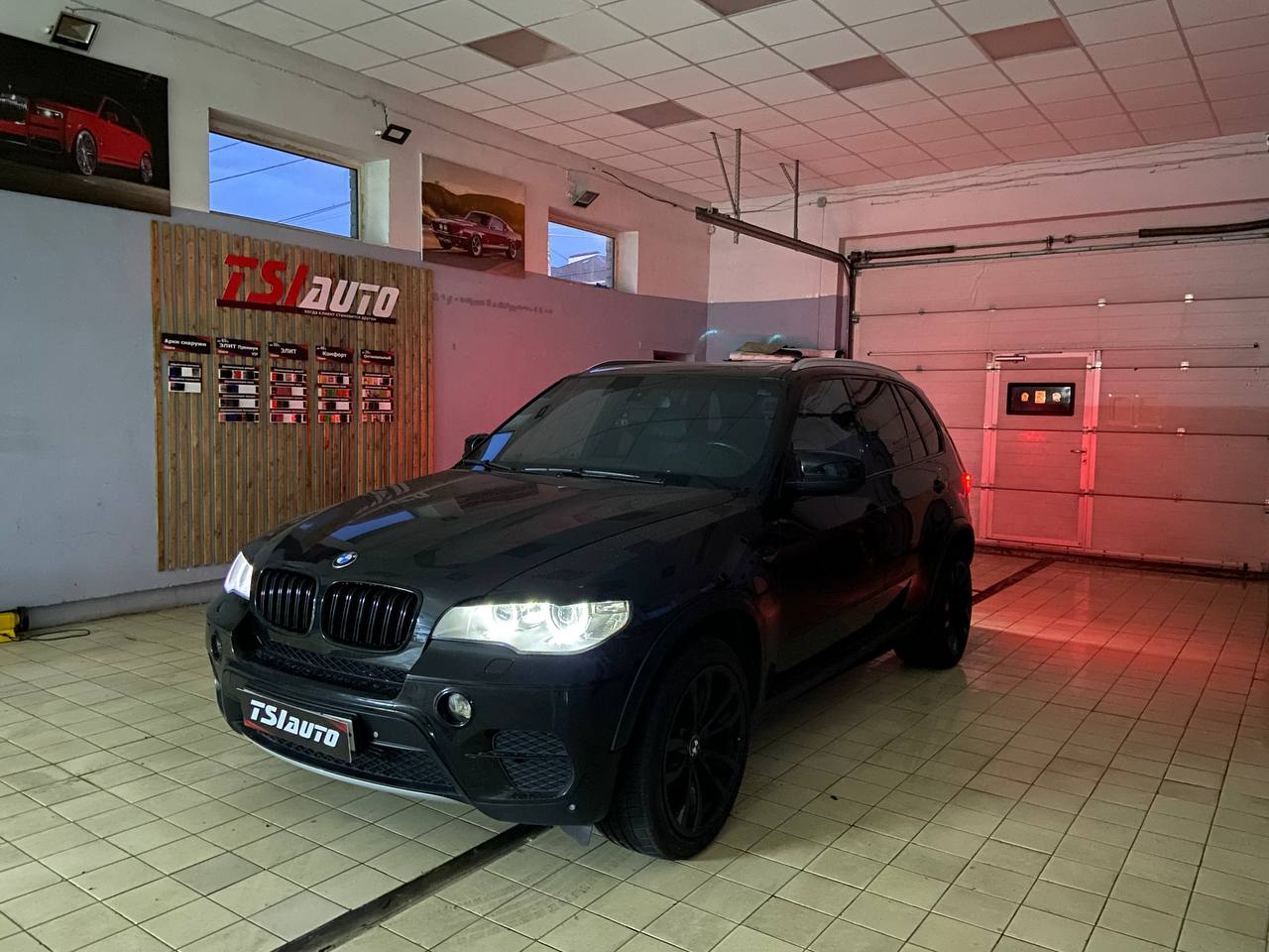 Установка подсветки салона в BMW X5 E70 в Ярославле