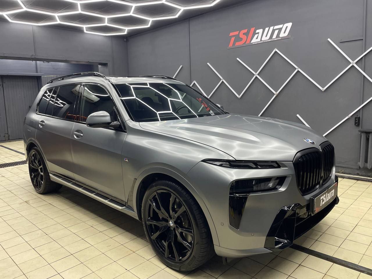 BMW X7 оклейка сатиновой плёнкой в Ярославле