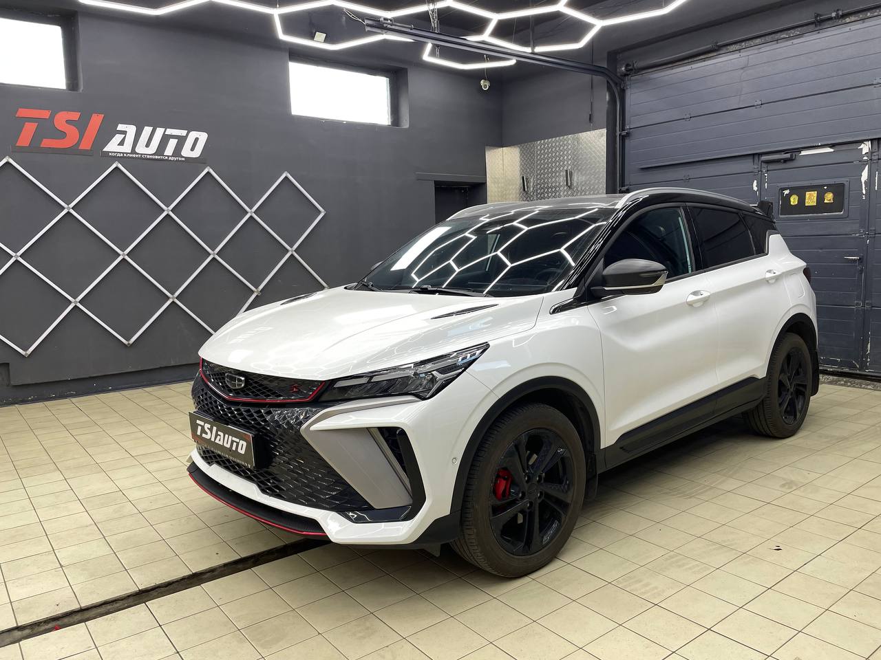 Geely Coolray установка сабвуфера и усилителя в Ярославле