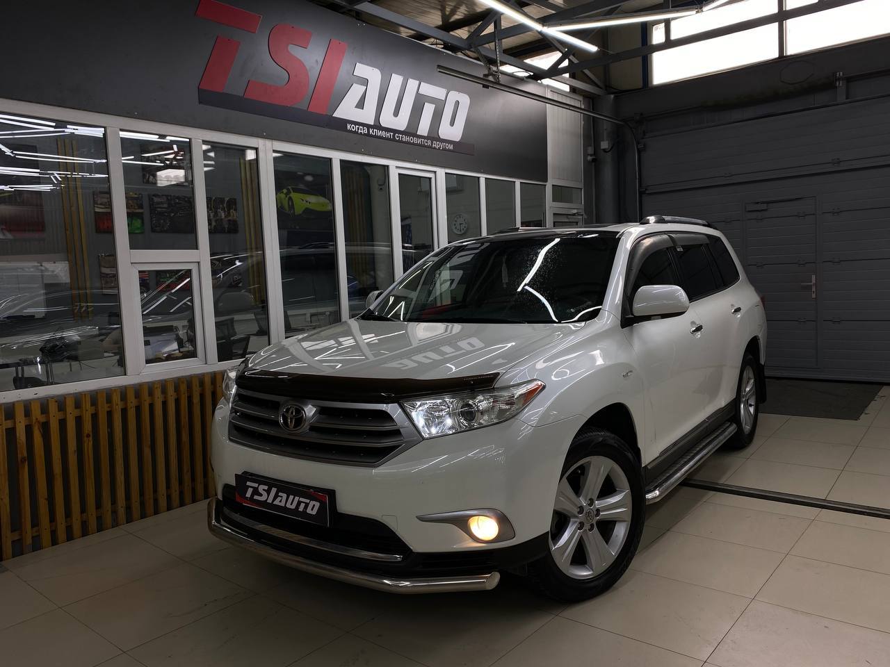 Оклейка Toyota Highlander бронепленкой в Ярославле