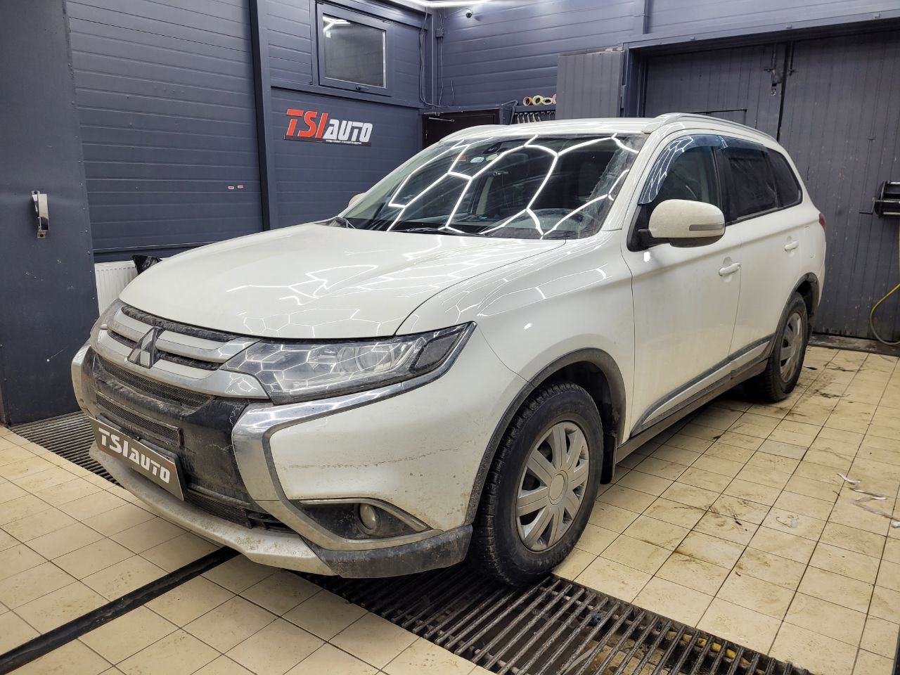 Замена головного устройства и установка камеры Mitsubishi Outlander XL в Ярославле