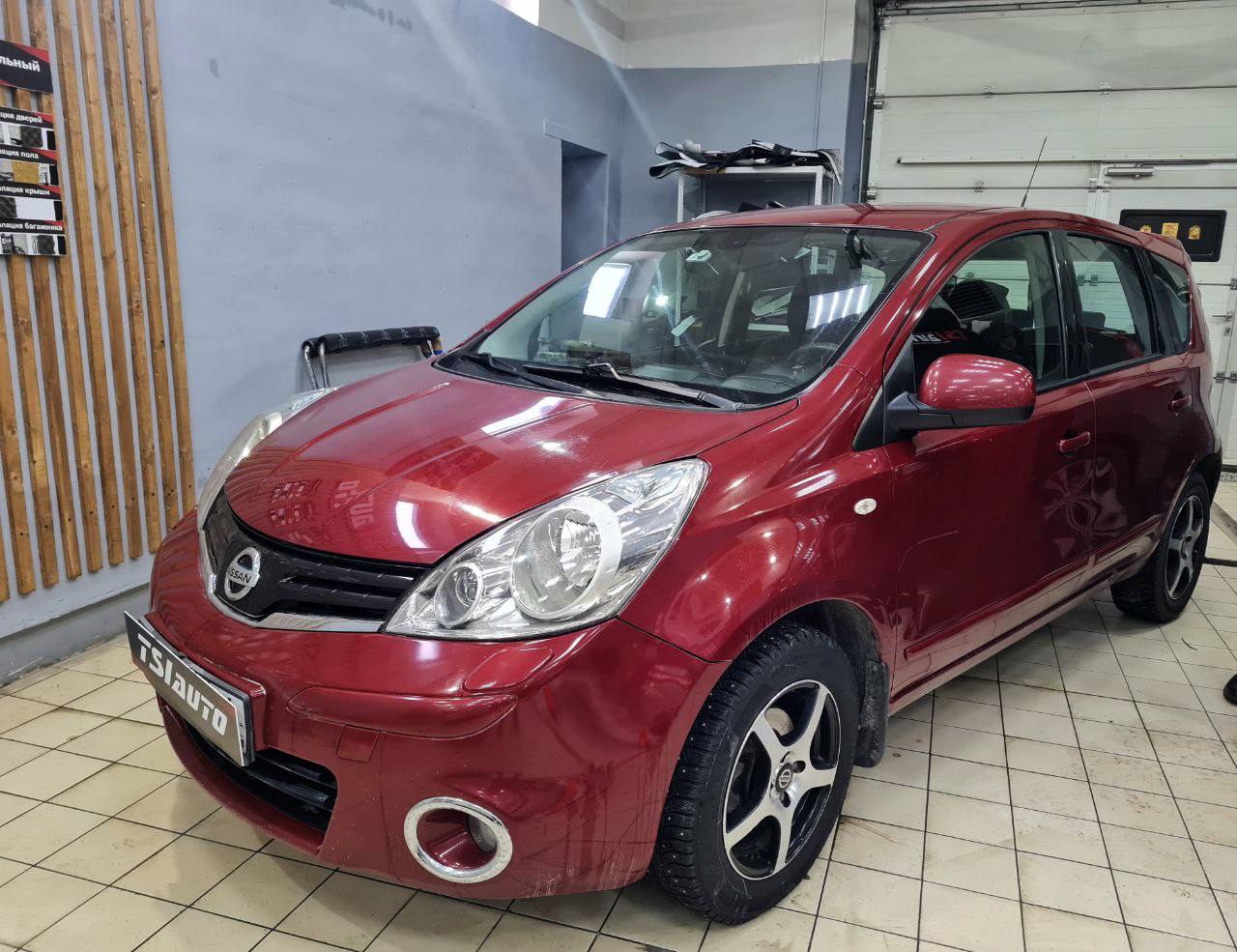 Nissan Note оклейка фар бронепленкой в Ярославле