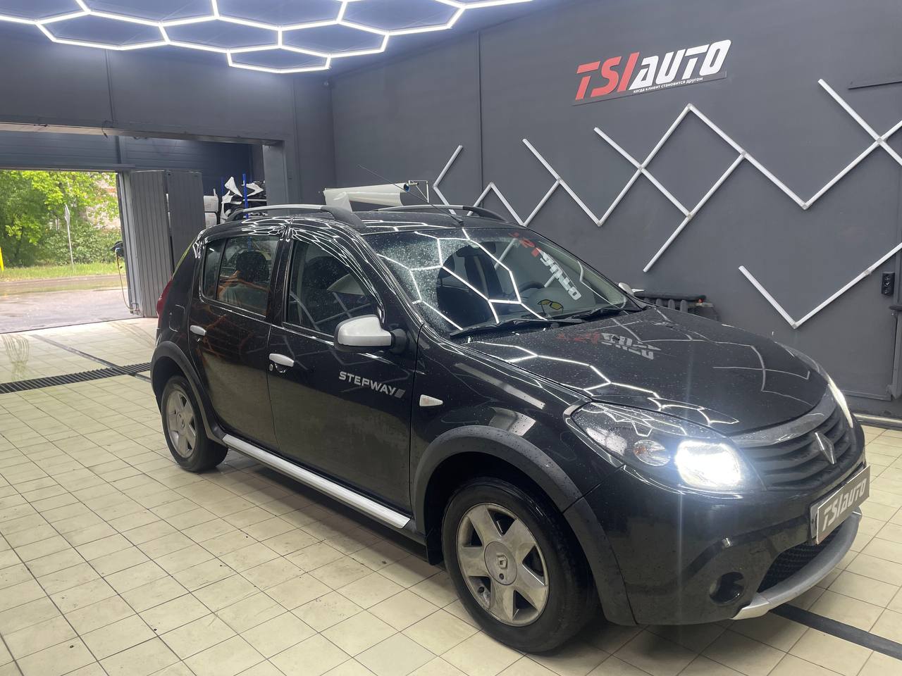 Замена головного устройства Renault Sandero в Ярославле