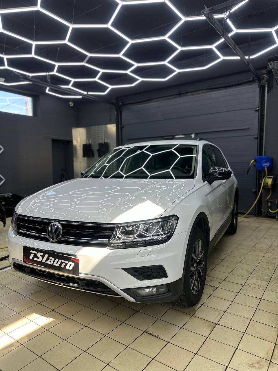 Volkswagen Tiguan полировка и оклейка фар в Ярославле