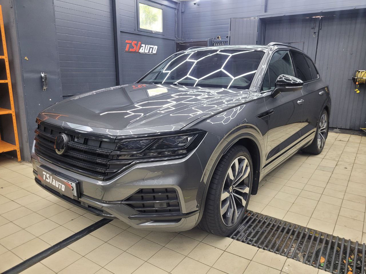 Volkswagen Touareg оклейка лобового стекла в Ярославле
