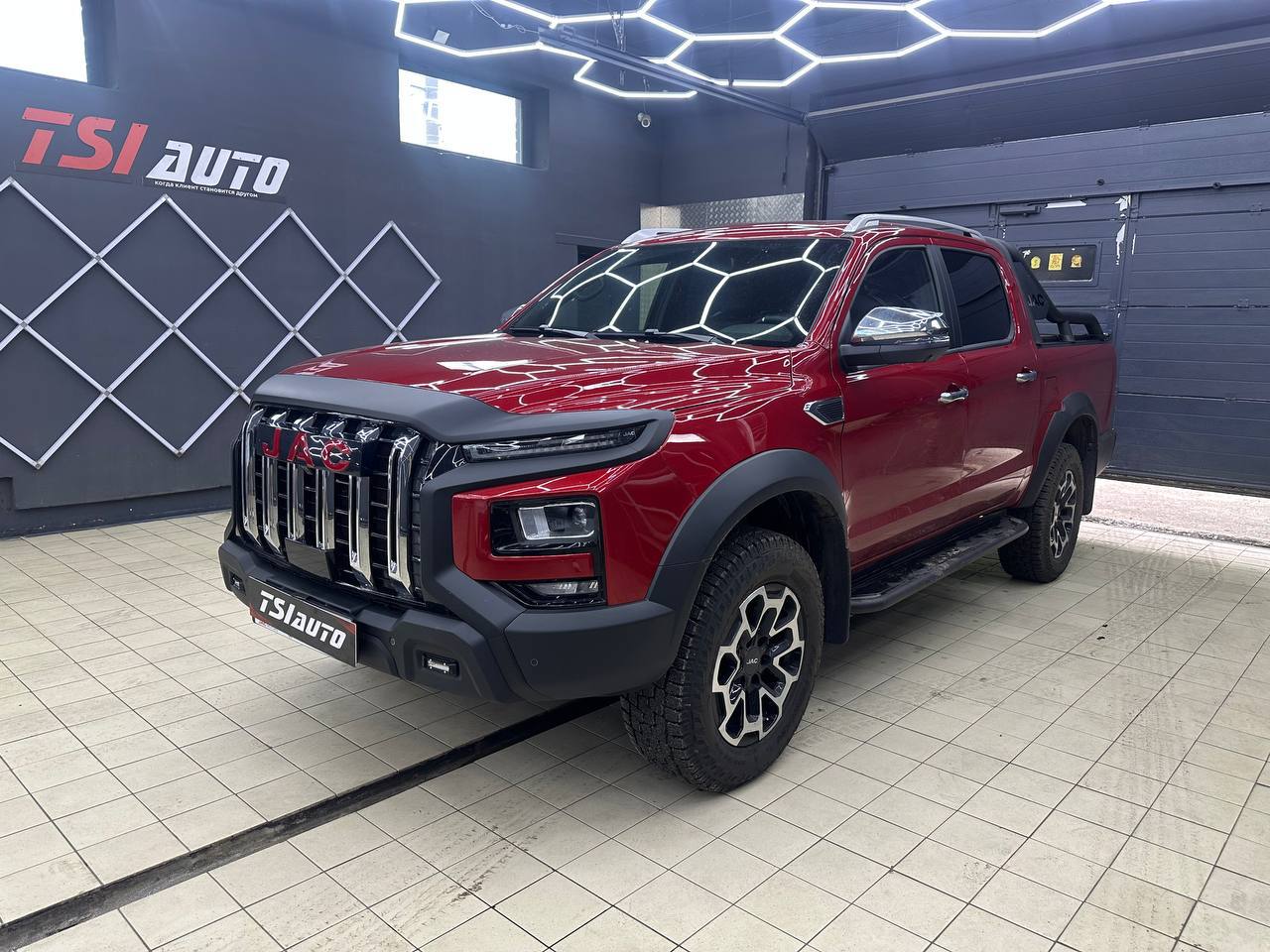 Оклейка пленкой Jac T9 в Ярославле