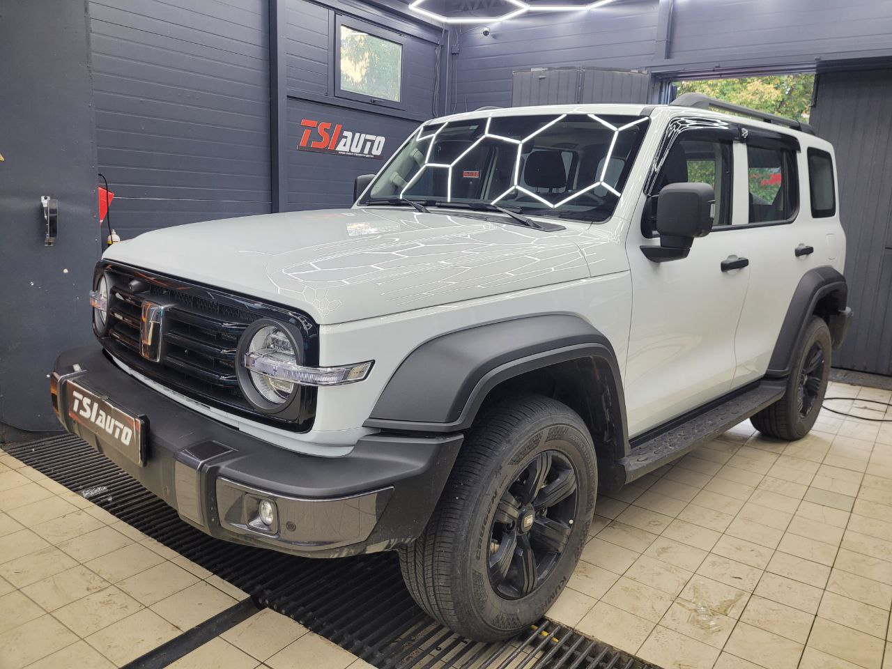 Танк 300 оклейка пленкой в Ярославле