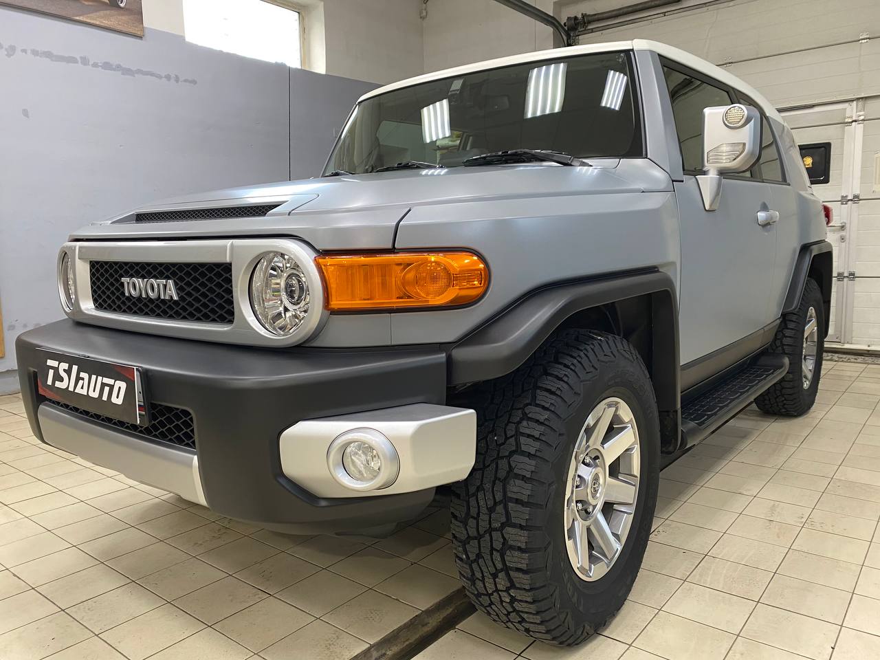 Оклейка матовой бронепленкой Toyota FJ Cruiser в Ярославле