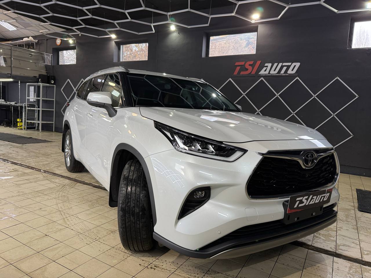 Полная оклейка пленкой Toyota Highlander XU70 в Ярославле