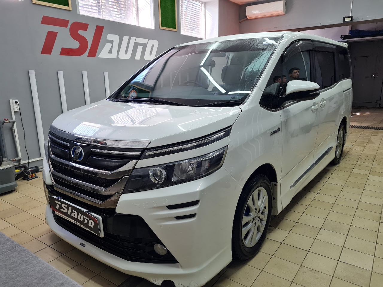 Шумоизоляция Toyota Voxy в Ярославле